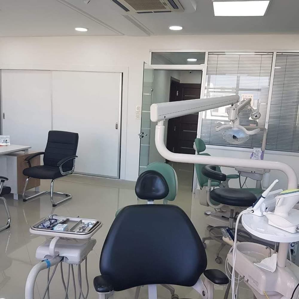 Salle de soin moderne du cabinet du Dr. Imad à Nador