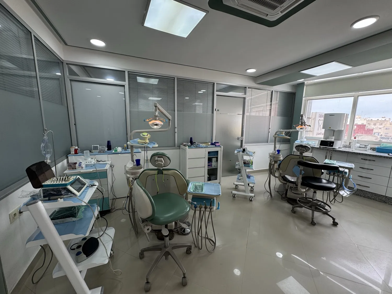 Salle de soin moderne du cabinet du Dr. Imad à Nador