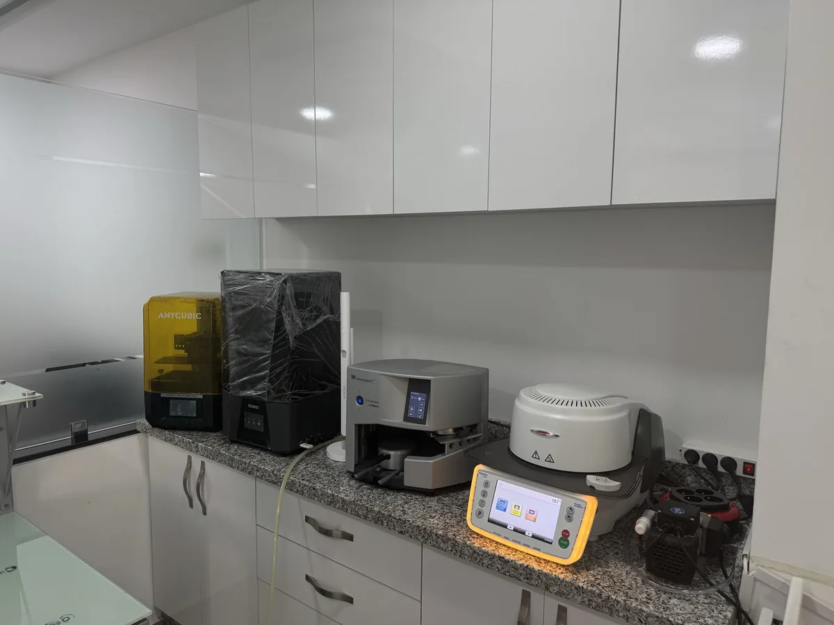 Imprimantes 3D et four de cuisson du laboratoire intégré