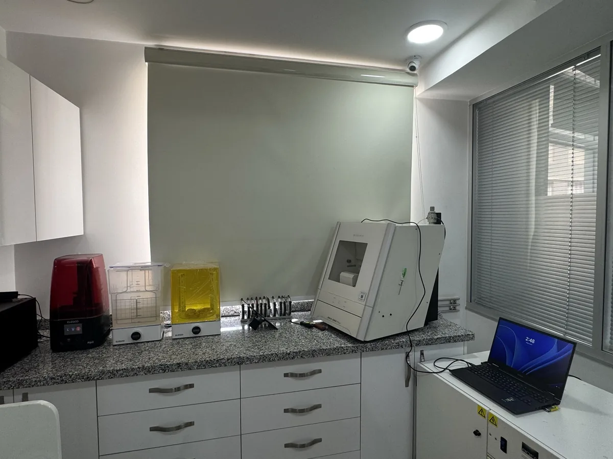 Usineuse et stations de post-traitement du laboratoire